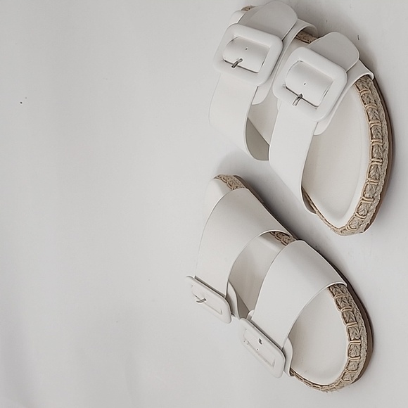 NWOT Seychelles White Big buckle Sandals Size 8.5 - Picture 1 of 8